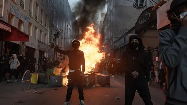 France Faces Deep Political and Economic Turmoil Amid Widespread Riots and Institutional Instability